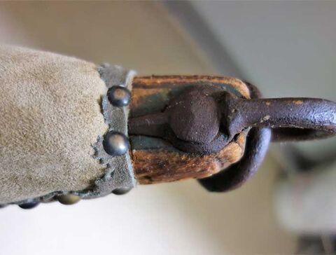 Zugansatz mit Ring und grünen Farbresten auf dem Jochholz