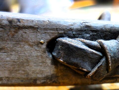 Lederne Befestigung des Ringes für die Zugstränge, Knotentechnik