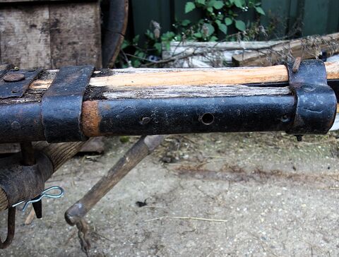 Deichselmaul von der Seite, gebildet aus Deichselarmen, mit eingesteckter neuer Deichsel, darunter das Wagscheit