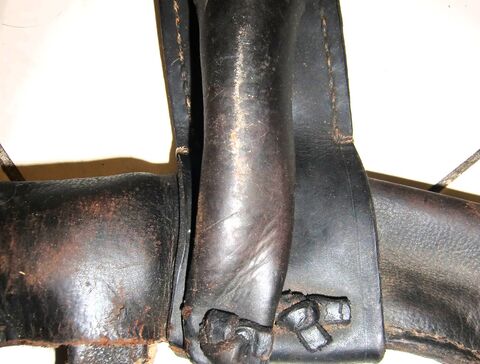 Rest des Bauchgurts und Detail von Peitschenköcher