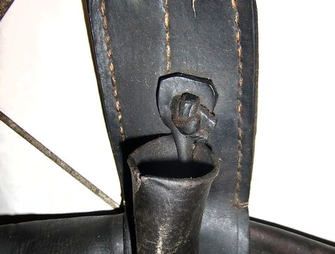 Befestigung des Peitschenköchers mit Lasche