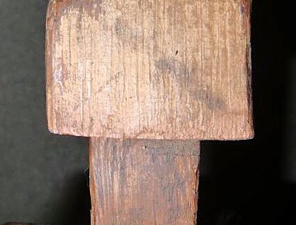 gerade noch sichtbares, aufgemaltes Zierkreuz oben auf dem Kopf des Zapfens