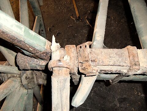 an Achsstockbefestigung gebrochener Leiterholm