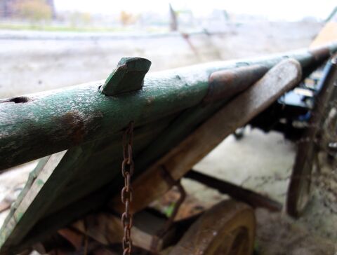 verzapfte Sparren im oberen Leiterbaum und Seitenwand auf schräge Rungen gelegt