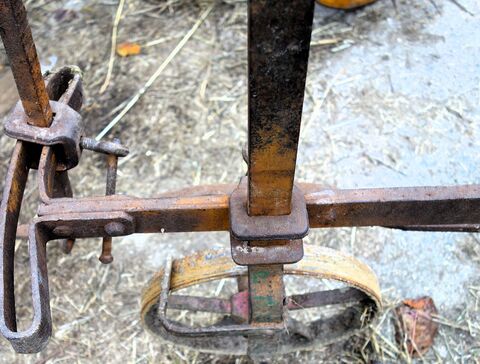 Stelzrad mit Erdabstreifer und Anspannungsmöglichkeit mit Alternativen zur Einstellung des Pfluges