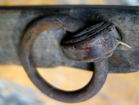 Lederne Befestigung des Ringes für die Zugstränge