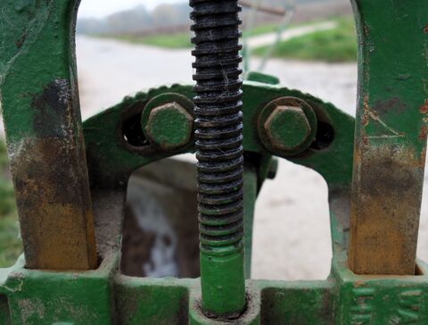 höher und tiefer hier bewirkt unterschiedliche Furchentiefe