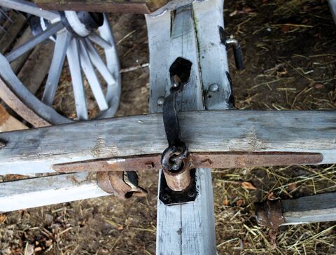 Wagscheit-Befestigung hier oberhalb der Deichsel mit eiserner Halterung; Beachte: das Wagscheit liegt hinter seiner Drehachse