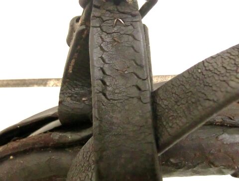 kleine Heftklammern halten den Hornriemen