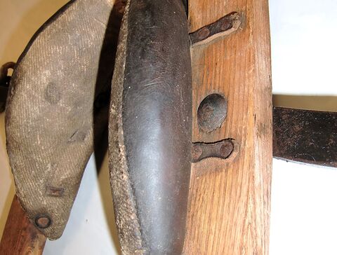 durchgehendes Widerristpolster, außen Leder, innen Textil (Leinen?), Füllung Stroh
