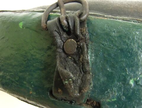 Hornriemen festgenagelt am Jochholz, Durchtritt unten