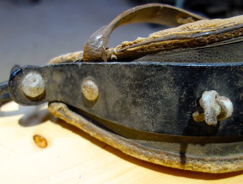 gekröpfter Eisenbügel mit angeknotetem Polster, rechte Seite