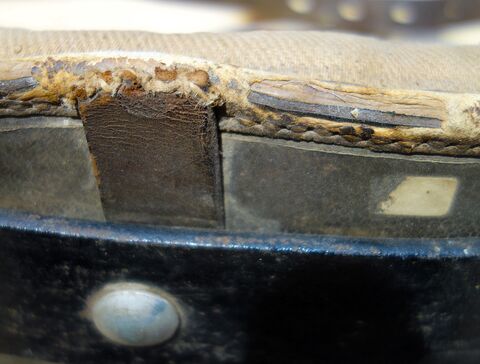 abgerissene Mittelschlaufe für Hornriemen