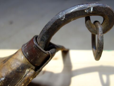 gekröpfter Eisenbügel mit Ansatz des Hornriemens und Ring zur Zugaufnahme