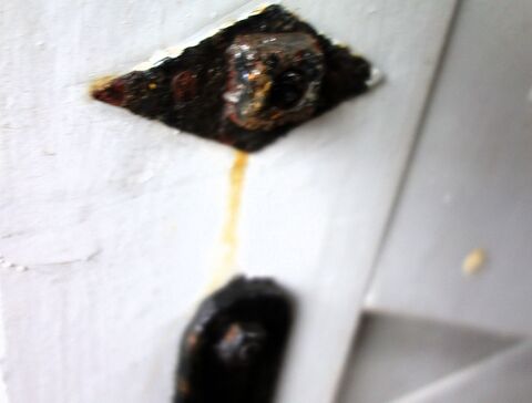 Eisenbeschläge der massiven Seitenwand