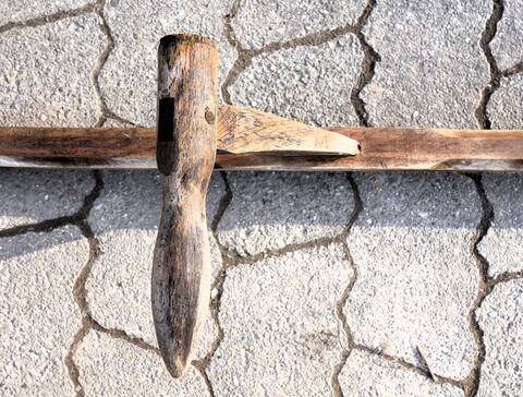 unterer, vorderer Griff (Handhabe) auf 1,00m Höhe mit Abstand von 15cm zu Sensenbaum