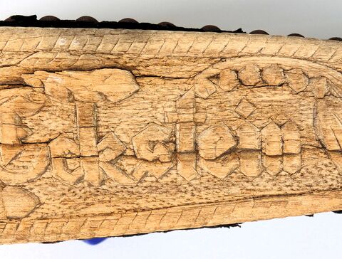 Ast einer Eiche mit Blatt und Eicheln umrahmt mit einem weiteren Maiglöckchen den Namen "Eckstein"