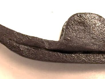 Seitenansicht des Hemmschuhs aus Neudrossenfeld mit aufgedoppelter Sohle