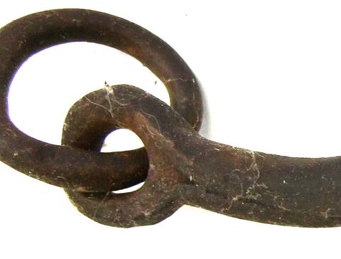 weit ausladender eiserner Bogen mit Ring am Ende