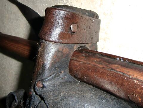 Nagel um ein Abrutschen der seitlichen Metallverstärkung zu verhindern