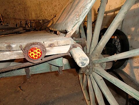 Reflektor am Wagenboden und Schwinge am Holm