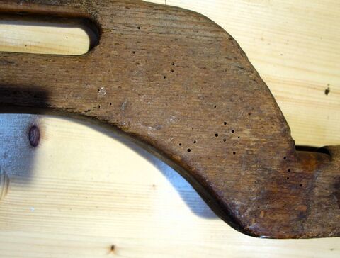 linke Seite von vorn mit Abnutzungsspuren vom Lederriemen und Vierkantmutter die den durchgeschraubten Zugansatz hält