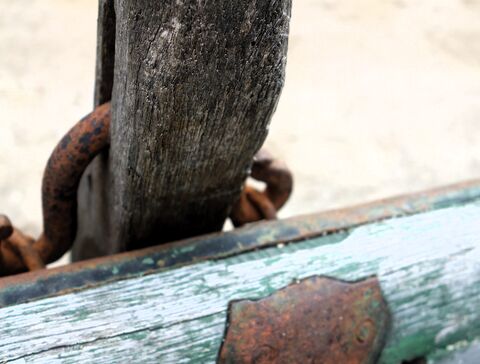 Befestigung der Lirchse an der oberen Seitenwand von innen