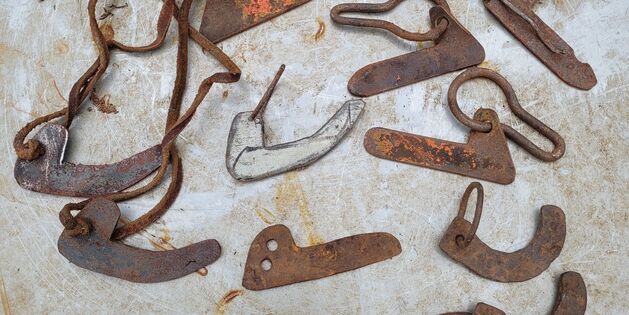 unterschiedliche, selbstgemachte Steckverschlüsse für die eisernen Bögen und mittigen Zugaufnahmen