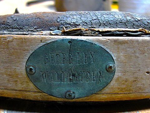 Stirnjoch des Georg Ley, Wallhausen, Württemberg, Vorderansicht mit Besitzer-Plakette