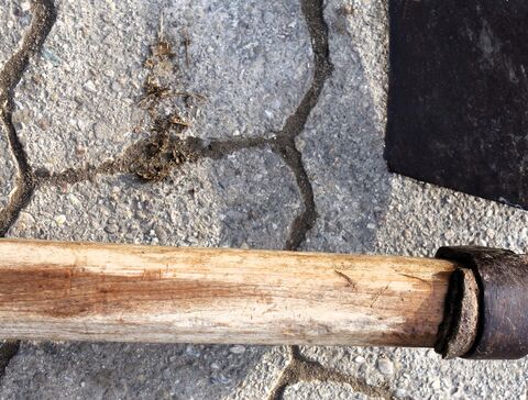 Befestigung von Sensenblatt am Sensenbaum, elastische Unterlage