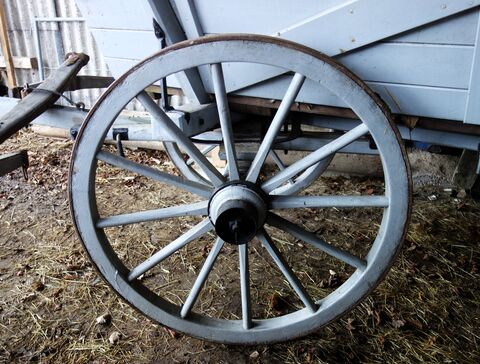 vorderes Holzrad mit Eisenreifen