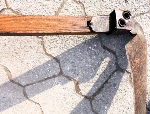 Befestigung des Sensenblatts am Sensenbaum, 2 Madenschrauben mit Sensenring, gut sichtbar Sensenblatt, -hamme und -warze