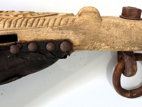 rechte Zugaufnahme von oben, Ösenschraube mit Ring, Durchlass für Hornriemen