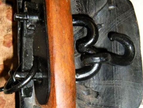 Zughaken gesichert mit Spange und Metallplatte; sog. Pratzen