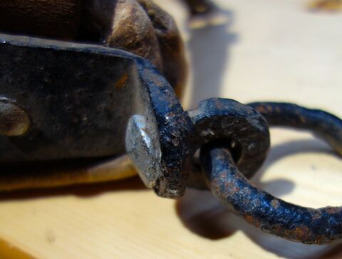 handgeschmiedeter Ring für Zugaufnahme am gekröpften Seitenende des Eisenbogens