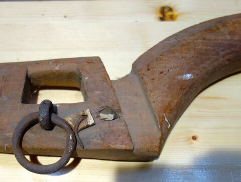 Griff links zum Führen und eiserne Öse mit Ring zur Zugaufnahme, Rest vom Lederriemen zur Befestigung