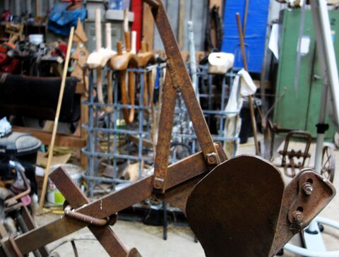 eine Seite mit Grindel (Pflugbaum), Sech, Schar, Streichblech und Führungsgriff