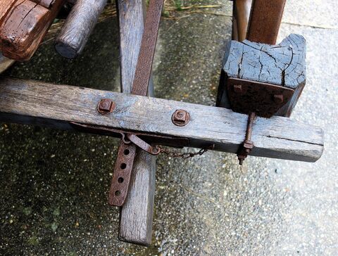 hinteres Bremssystem mit gut abgenutzem Holzklotz an Eisenreifen und die Möglichkeit, die Bremse nachzustellen