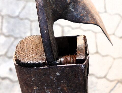 eiserne Befestigung des Sensenblattes am Sensenbaum mit Sensenring