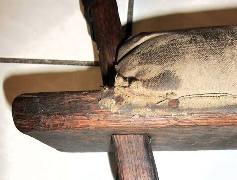 schräg im Stirnholz sitzende Zapfen unmittelbar am Polste