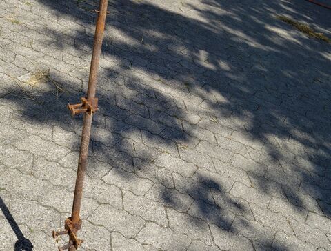 Bremsgestänge mit den beiden Bremsklötzen; Handhebel unten rechts