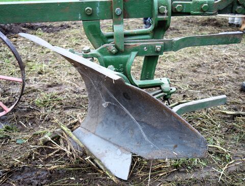 Zwillingsschar:  ein Streichbrett mit 2 Scharen gegenüberliegend