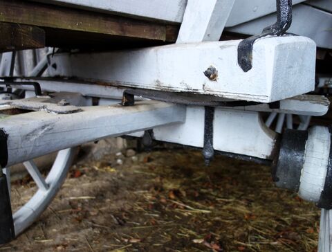Seite des vorderen Kipfstocks mit Vorderachse und Deichselarmen