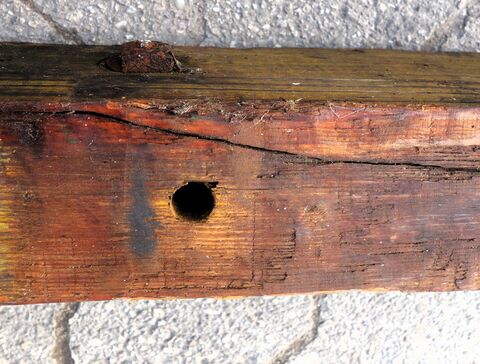 hinteres Ende der Deichsel (Deichselfuß) mit Riss und Querverschraubung