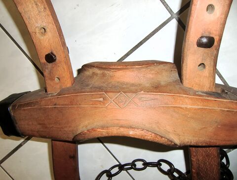 sorgfältig und breit ausgearbeitete Widerristauflage von oben; dezente, geschnitzte Verzierung im Holz