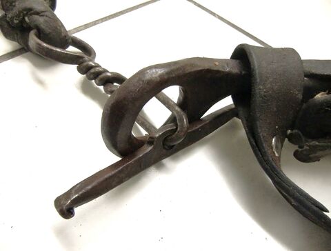 Befestigung des Zugstrangs am Stirnjoch; Vorteil zu Haken: diese Verbindung kann sich kaum versehentlich lösen