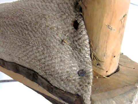 Polsterbefestigung und hervorstehende Holzwolle