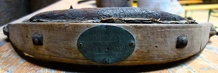 Stirnjoch des Georg Ley, Wallhausen, Württemberg, Vorderansicht mit Besitzer-Plakette