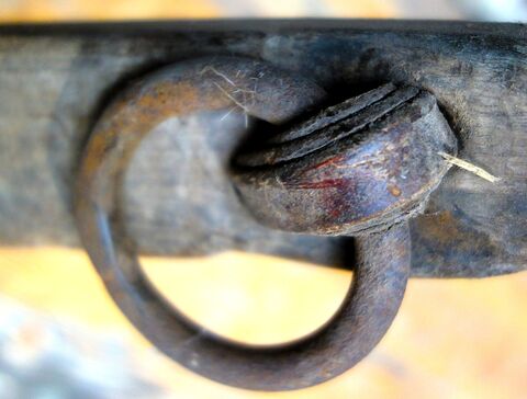 Lederne Befestigung des Ringes für die Zugstränge