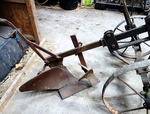eine Seite mit Grindel (Pflugbaum), Sech, Schar, Streichblech und Führungsgriff